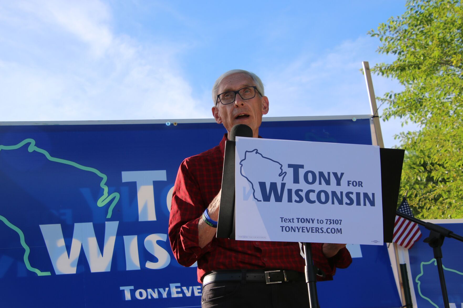 Evers at podium.JPG